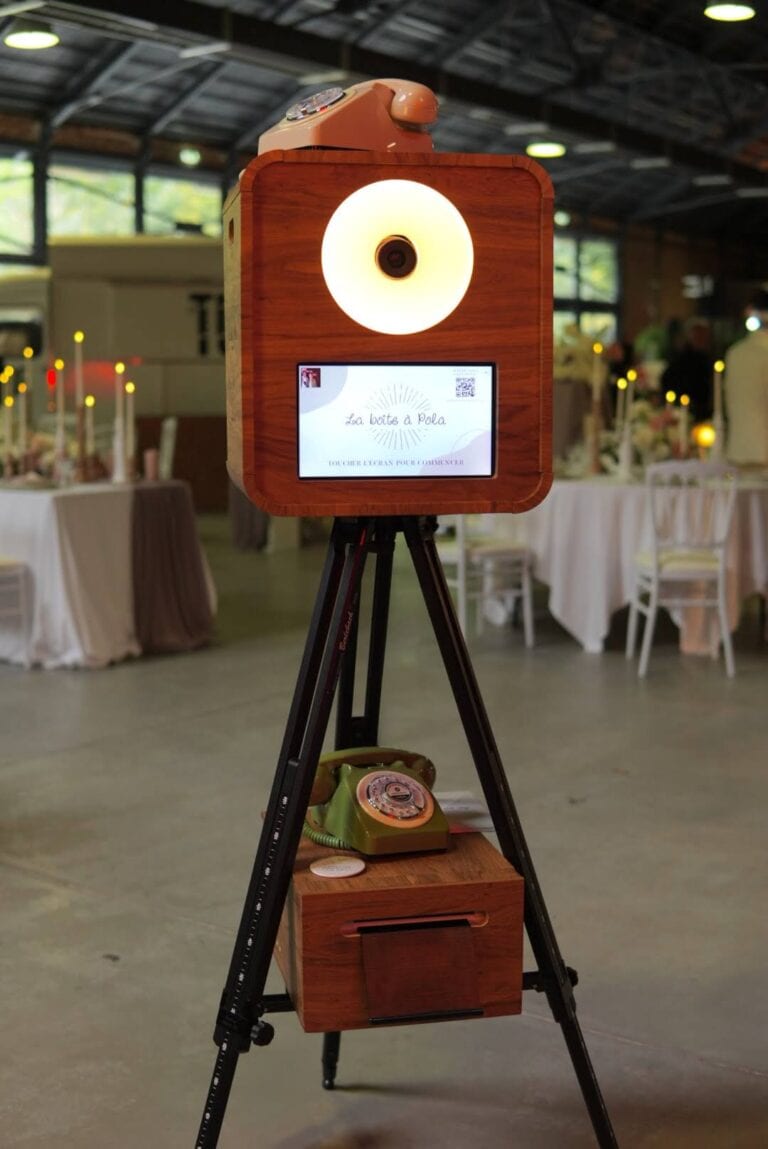 Le photobooth en bois, son écran tactile et son appareil photo